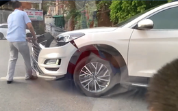 Ôtô 'lệch hết mồm miệng' khi va chạm với xe máy