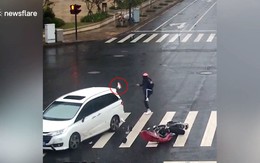 Thanh niên chạy xe máy bị ôtô tông văng giày