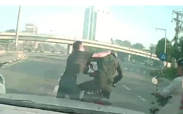 Tài xế ‘dằn mặt’ thanh niên chờ đèn đỏ sai làn, chặn đầu ôtô còn cự cãi