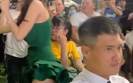 Công Vinh 'đơ người' khi Thủy Tiên mặc sexy biểu diễn