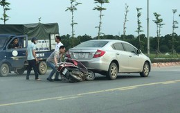 Chàng trai nhanh chân nhảy khỏi xe máy khi gặp ôtô lùi ở chân cầu