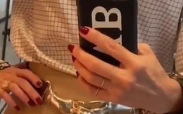 Vợ Beckham gây tranh cãi với dây nịt kiểu chân gà giá gần 600 USD