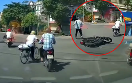 Chàng trai nhảy khỏi xe máy trước cú tạt đầu của 'ông chú' xe đạp