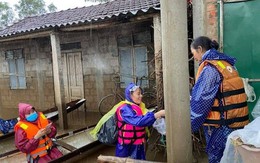 Mẹ Hà Hồ lội nước cứu trợ miền Trung thay con gái bầu bí