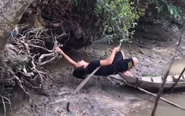 Một pha xuống ghe đi vào bùn đất