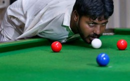 Không cần tay, người đàn ông vẫn thành cao thủ Bi-a