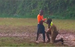 Đội trưởng vén áo lau mặt cho thủ môn sau pha bóng dính đầy bùn đất