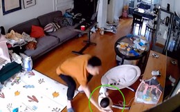 Bố nhanh tay đỡ con nhỏ nằm nôi thoát cú ngã đau