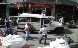 Cảnh sát mở cửa ôtô gây tai nạn còn cầm gậy đánh nạn nhân