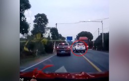 Pha bẻ lái như phim Fast &amp; Furious, tránh tai nạn chết chóc