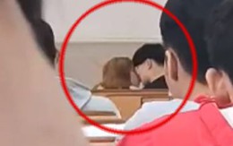 Cặp đôi 'đóng phim tình cảm', vô tư ôm, thản nhiên hôn trong lớp