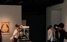Bạn trẻ 'bị soi' chạm hiện vật, giẫm lên tác phẩm ở triển lãm