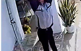 Trộm thản nhiên vào nhà lấy lồng chim, chó chỉ biết sủa mà không cắn