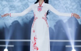 Bóng đá "làm vua" trong phần trình diễn áo dài Hoa hậu Việt Nam 2020