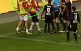 Cầu thủ dự bị lĩnh thẻ đỏ vì phá bóng giúp thủ môn