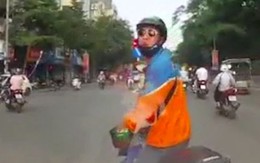 Thanh niên bực mình nhổ nước bọt khi tài xế ôtô bóp còi inh ỏi