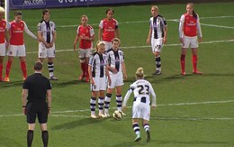 Nữ cầu thủ vờ cãi nhau để lừa đối phương, sút phạt ghi bàn