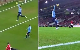 Cầu thủ bay người, dùng tay cản phá bóng như thủ môn