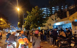 YouTuber leo tường livestream ở nhà tang lễ đặt linh cữu Chí Tài