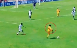 Cầu thủ đá bóng kiểu 'diễn viên hài' trêu ngươi đối phương