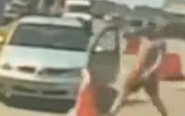 Hai tài xế thi gan kéo dải phân cách chặn đầu ôtô nhau