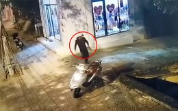 Thanh niên chạy xe tay ga trộm dép nhanh chư chớp
