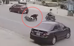 Người đàn ông bật dậy trút giận vào ôtô sau cú trượt dài trên đường