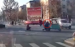 Xe ba gác quay vòng tròn giữa đường sau va chạm với ôtô