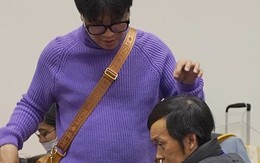 Hoài Linh lộ vẻ tiều tuỵ, gục khóc ở hậu trường vì nhớ Chí Tài