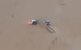 Màn dập lửa ôtô cháy có '1-0-2'