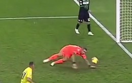 Thủ môn nằm bất lực trước pha chuyền bóng về 'báo hại' của đồng đội