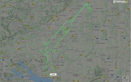 Phi công Đức bay hình ống tiêm trên trời gây chú ý