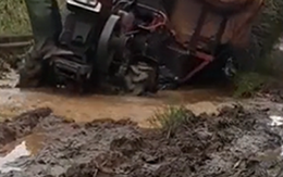 Người đàn ông bám đầu máy cày vẫn không giữ được cân bằng cho xe