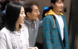 Thành Long đi lại phải có người hỗ trợ hậu tin đồn qua đời