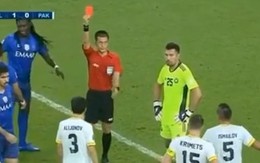 Thủ môn thất thần khi nhận thẻ đỏ vì bắt bóng ngoài vòng cấm