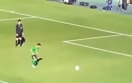Cầu thủ sút penalty lấy đà xa nhưng chạy thật chậm chọc tức thủ môn