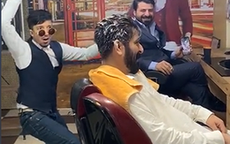Thợ cắt tóc 'đi đường quyền' vỗ đầu khách không trượt phát nào