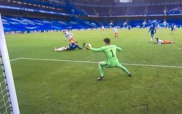 Thủ môn kiêm HLV Kepa tiếp tục tấu hài