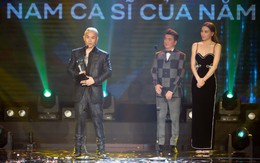 Đàm Vĩnh Hưng vỗ thẳng mặt ca sĩ trẻ nhận giải xong đứng lên về
