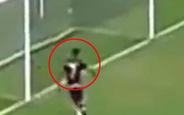 Cầu thủ lừa qua thủ môn lừa luôn cả khán giả