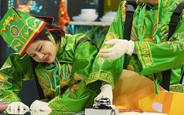 Lê Giang trổ tài gói bánh chưng khiến Sam, Ngô Kiến Huy cạn lời