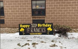 Ông lão 101 tuổi 'yêu cầu' được uống bia lạnh vào tiệc sinh nhật