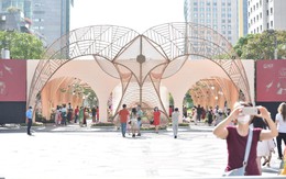 Khách tham quan đường hoa Nguyễn Huệ selfie cùng... khẩu trang