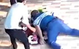 Mâm cơm nghiệt ngã khiến 2 người đàn ông trượt té liên tục