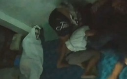 Nhóm thanh niên muốn độn thổ khi bạn giả ma vào giường ngủ chung