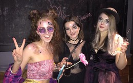 'Thánh nữ tiệc tùng' thoát cảnh nợ nần nhờ dịch COVID-19