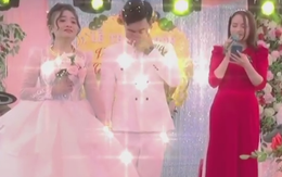 Cô dâu chú rể bật khóc khi MC đọc tâm thư của bạn thân ở xứ người