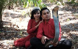 Cặp đôi bị chỉ trích vì chụp ảnh cưới cùng rắn hổ mang