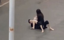 Nhớ người yêu cũ bị bạn trai đánh, cô gái phản dame 'liên hoàn tát'