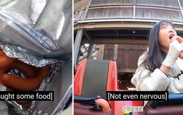 Gái xinh vừa ăn xúc xích vừa liều mạng chơi tàu lượn siêu tốc